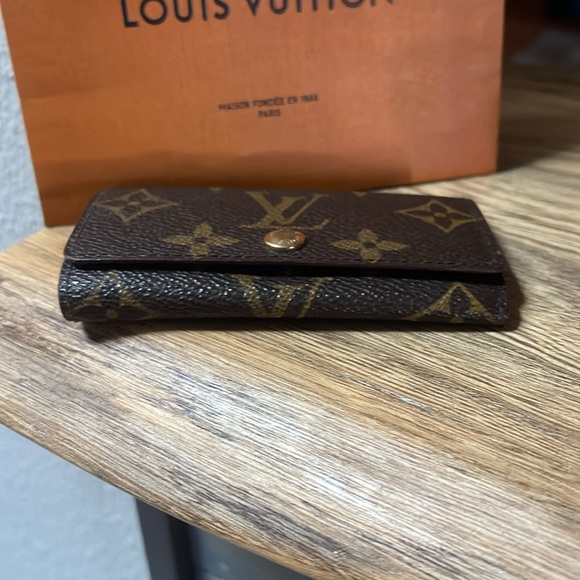 Authentic Louis Vuitton Monogram 4 Ring Key Case - Picture 4 of 16